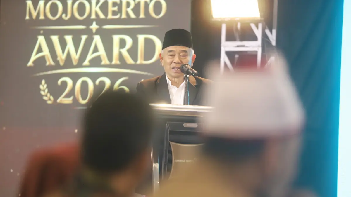 GURU BERSAMA: Pengasuh Lembaga Pendidikan Unggulan Amanatul Ummah sekaligus peraih penghargaan Jawa Pos Radar Mojokerto Award 2026, KH Asep Saifuddin Chalim, saat memberi sambutan pada gelaran Jawa Pos Radar Mojokerto Award 2026 di Ballroom Sunrise Hotel Mojokerto, Kota Mojokerto, Selasa (7/7) malam.&nbsp;(Sofan JPRM)