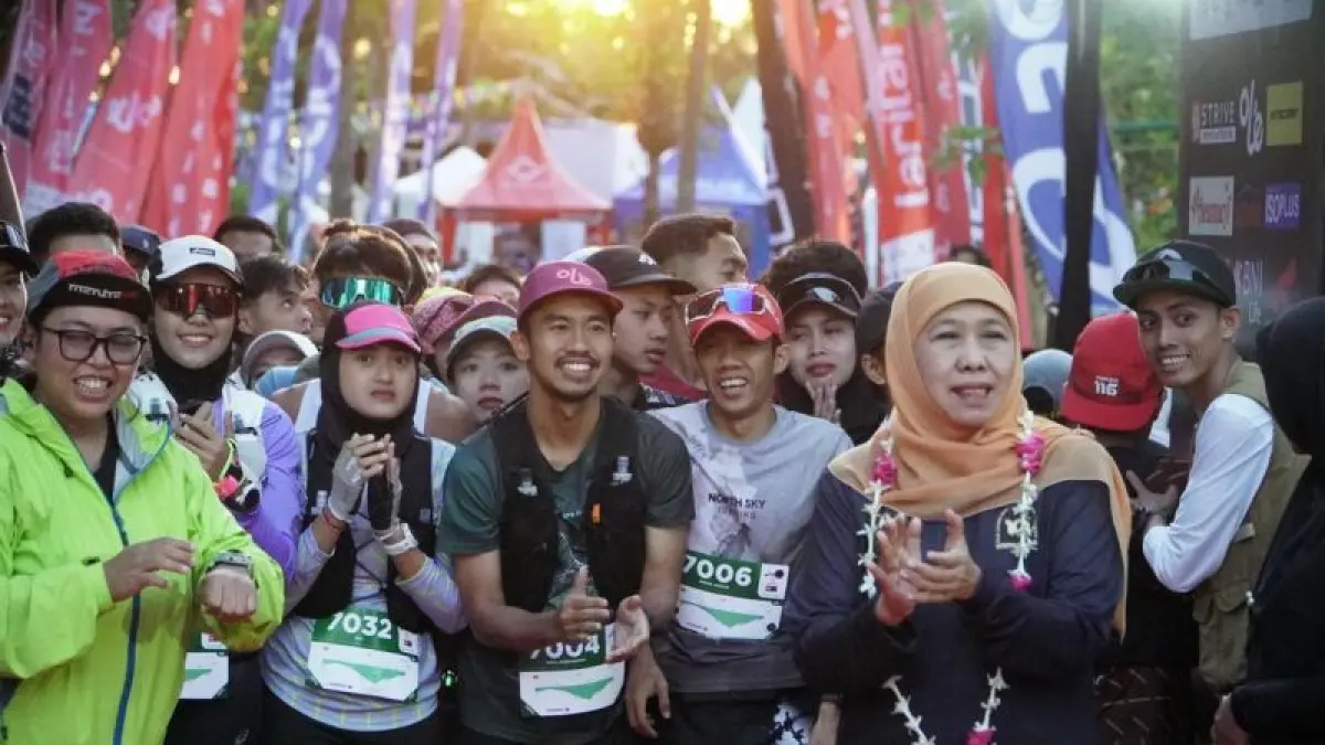 Gubernur Jatim Khofifah Indar Parawansa (kanan) membuka ajang Mantra116 di Taman Hutan Raya (Tahura) Raden Soerjo di kawasan Pegunungan Arjuno-Welirang, Kecamatan Prigen, Pasuruan, Minggu (5/7/2026). (ANTARA/HO-Disbudpar Jatim)

