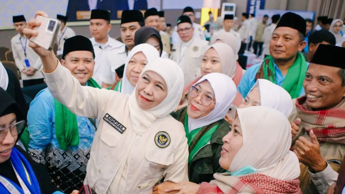 Gubernur Jatim Khofifah Indar Parawansa saat menyambut kepulangan jamaah haji Debarkasi Surabaya kloter 116 atau kloter terakhir musim haji 1447 H/2026 di Asrama Haji Surabaya, Rabu (1/7/2026). ANTARA/HO-Biro Adpim Pemprov Jatim
