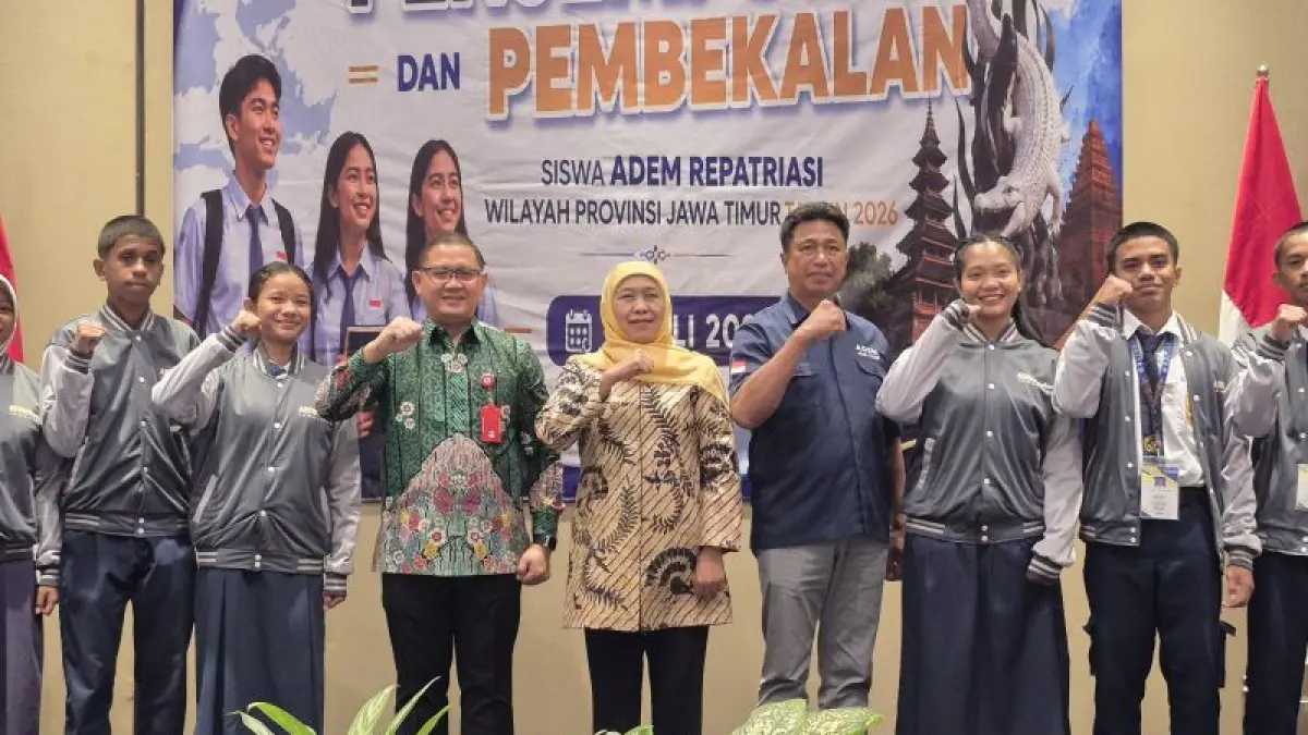 Gubernur Jatim Khofifah Indar Parawansa (tengah) saat menyambut dan memberikan pembekalan kepada 120 peserta Program ADEM Repatriasi Tahun 2026 di Sidoarjo, Jatim, Kamis (2/7/2026). ANTARA/Willi Irawan
