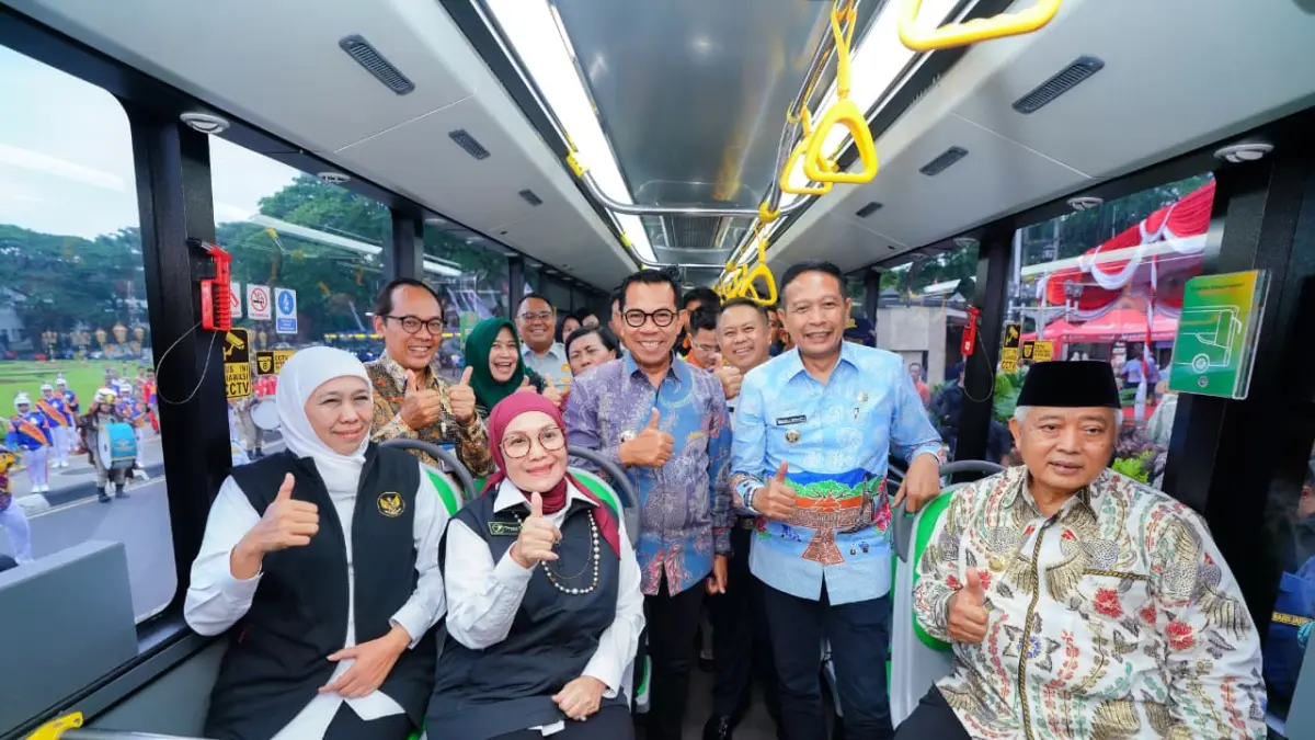 Gubernur Jawa Timur Khofifah Indar Parawansa bersama kepala daerah di Malang Raya menjajal bus Trans Jatim Gajayana yang beroperasi di Malang Raya, beberapa waktu lalu. (dok Biro Adpim Setdaprov Jatim for JPRM)