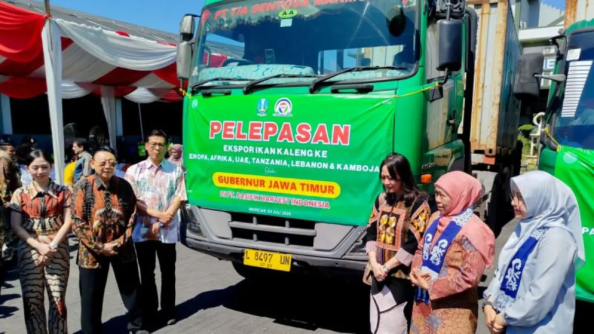 Gubernur Jawa Timur Khofifah Indar Parawansa (kanan tengah) didampingi Bupati Banyuwangi Ipuk Fiestiandani saat pelepasan ekspor sarden di Banyuwangi, jawa Timur. Jumat (3/7/2026) ANTARA/Novi Husdinariyanto
