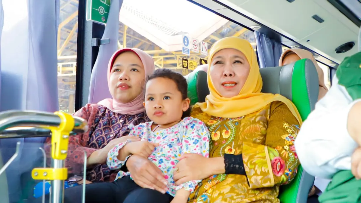 Gubernur Jawa Timur Khofifah Indar Parawansa menjajal bus Trans Jatim bersama warga Lamongan, beberapa waktu lalu. (dok Biro Adpim Setdaprov Jatim for JPRM)