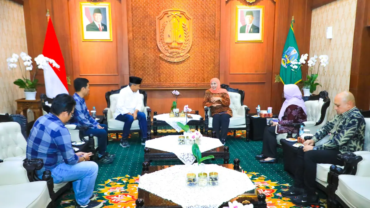 Gubernur Jawa Timur, Khofifah Indar Parawansa saat menerima Direktur Jawa Pos Radar Mojokerto M. Nur Kholis saat audiensi di gedung Grahadi, Surabaya, Senin (6/7). (dok Biro Adpim Setdaprov Jatim for JPRM)