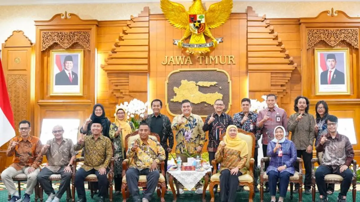 Gubernur Jawa Timur Khofifah Indar Parawansa saat menerima jajaran Unesa yang dipimpin Rektor Prof Nurhasan di Gedung Negara Grahadi Surabaya. ANTARA/HO-Biro Adpim Pemprov Jatim
