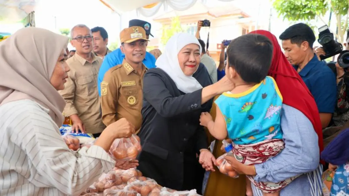 Gubernur Jawa Timur Khofifah Indar Parawansa saat menggelar pasar murah di Kabupaten Bangkalan, Senin (6/7/2026). (ANTARA/HO-Biro Adpim Pemprov Jatim)
