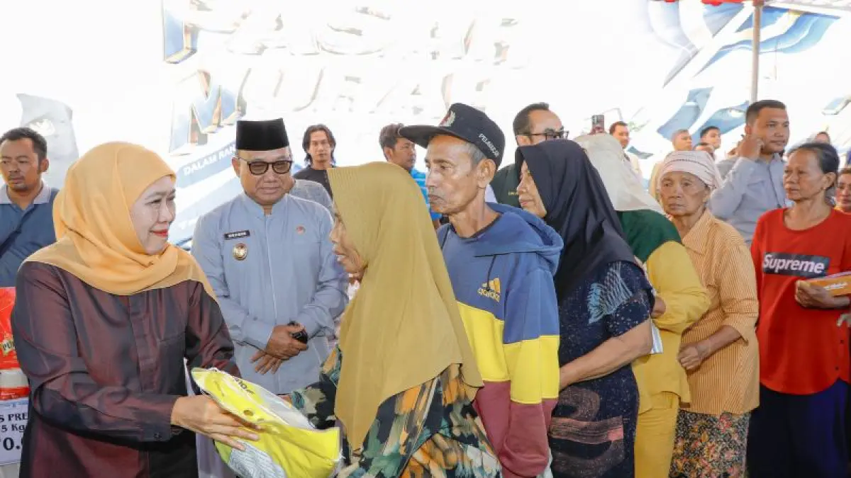 Gubernur Jawa Timur Khofifah Indar Parawansa saat menyerahkan bantuan beras kepada lansia di sela penyelenggaraan pasar murah di Banyuwangi. Jumat (3/7/2026) ANTARA/HO-Pemprov Jatim
