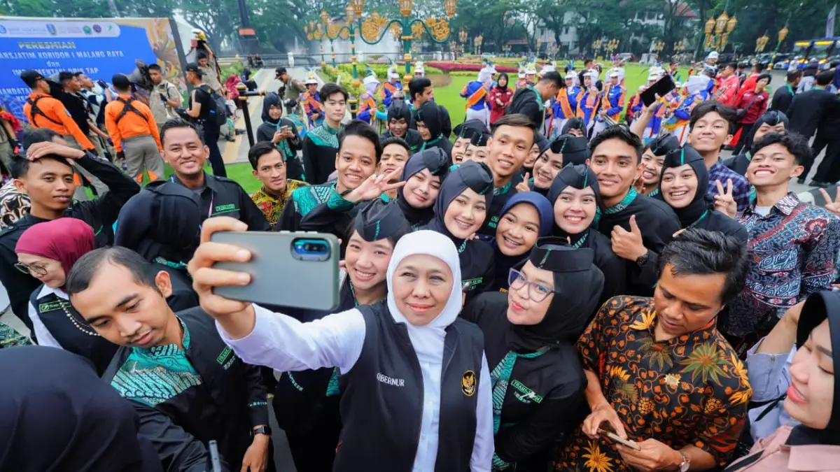 Gubernur Jawa Timur Khofifah Indar Parawansa selfie bersama pramugari bus Trans Jatim saat peluncuran di area Malang Raya, beberapa waktu lalu. 