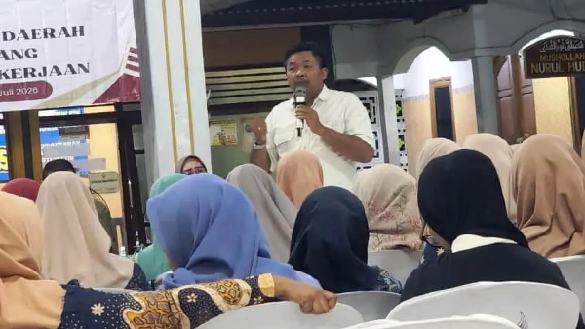 SOSIALISASI: Ketua Komisi IV dari Fraksi PKB DPRD Kabupaten Mojokerto M. Agus Fauzan saat memberikan sosialisasi perubahan Perda di Pendopo Balai Desa Brangkal, Selasaalam (7/7). Turut hadir pula dalam kegiatan itu Plt. Kabag Hukum Setdakab Kabupaten Mojokerto Beny Winarno, Kepala Dinas Tenaga Kerja Kabupaten Mojokerto Yo