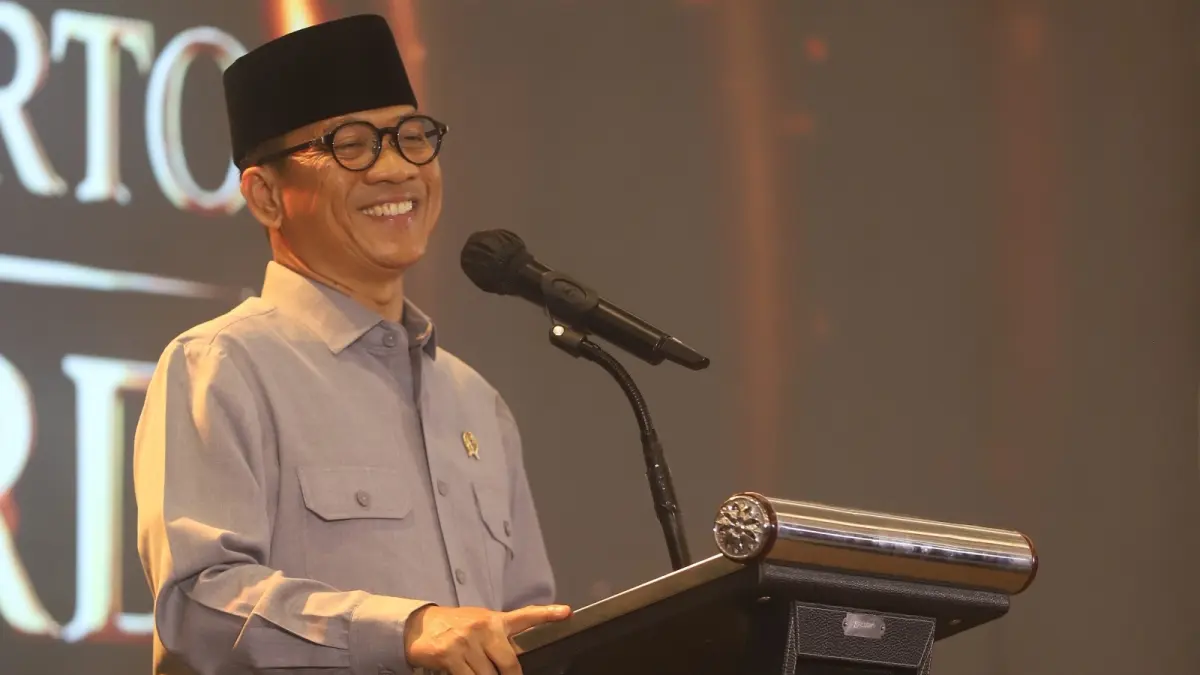 Menteri Desa dan PDT RI Yandri Susanto saat memberi sambutan dalam seremoni Jawa Pos Radar Mojokerto Award 2026 di Sunrise Hotel, Kota Mojokerto, Selasa (7/7). (Sofan JPRM)
