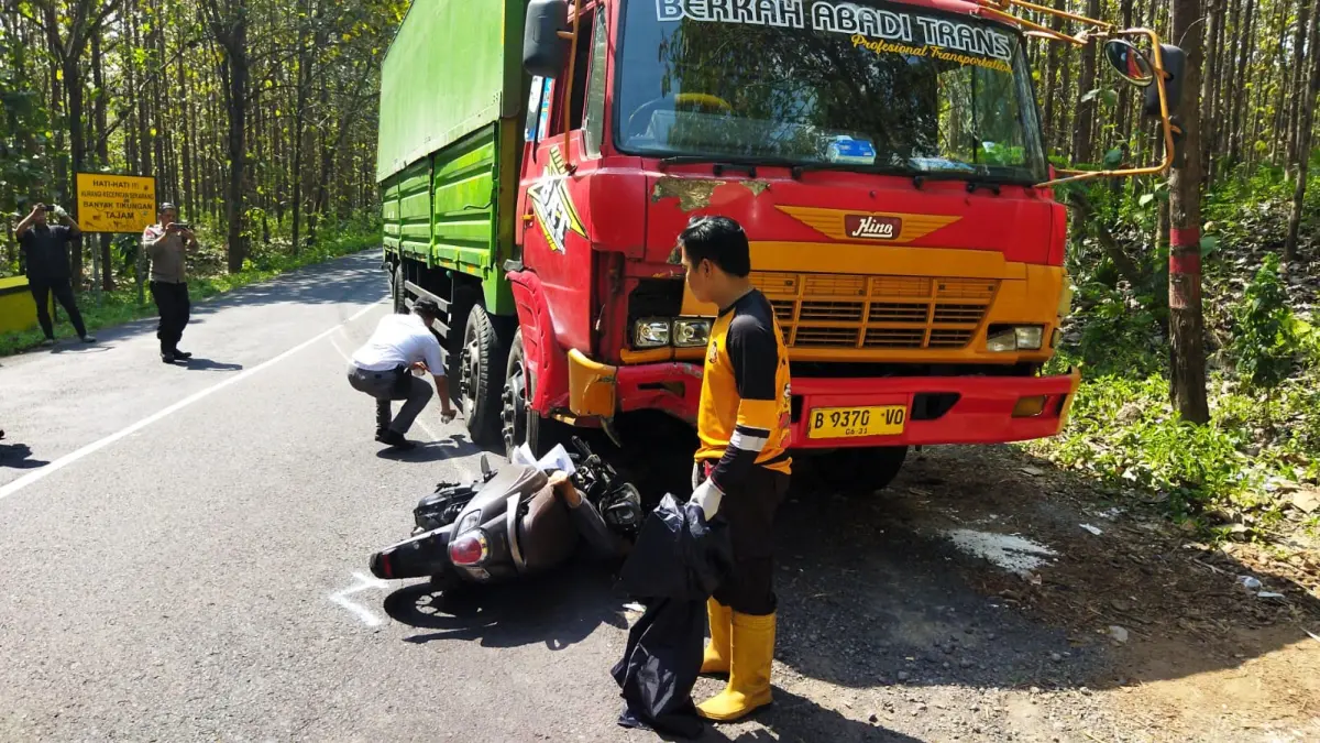 NAHAS: Petugas dan relawan melakukan penanganan insiden kecelakaan maut di Jalan Raya Desa Cendoro, Kecamatan Dawarblandong, kawasan alas Kemlagi, Selasa (7/7). (Martda JPRM)