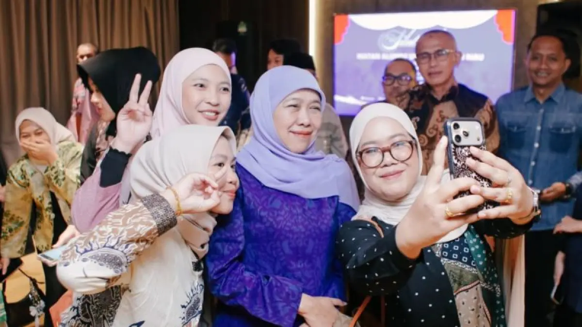 Ketua Umum Pengurus Pusat Ikatan Alumni Universitas Airlangga (PP IKA Unair) Khofifah Indar Parawansa mengajak alumni saat menghadiri Forum Silaturahim bersama Pengurus Wilayah IKA Unair Provinsi Riau di Pekanbaru, Selasa (7/7/2026). ANTARA/HO-Biro Adpim Pemprov Jatim
