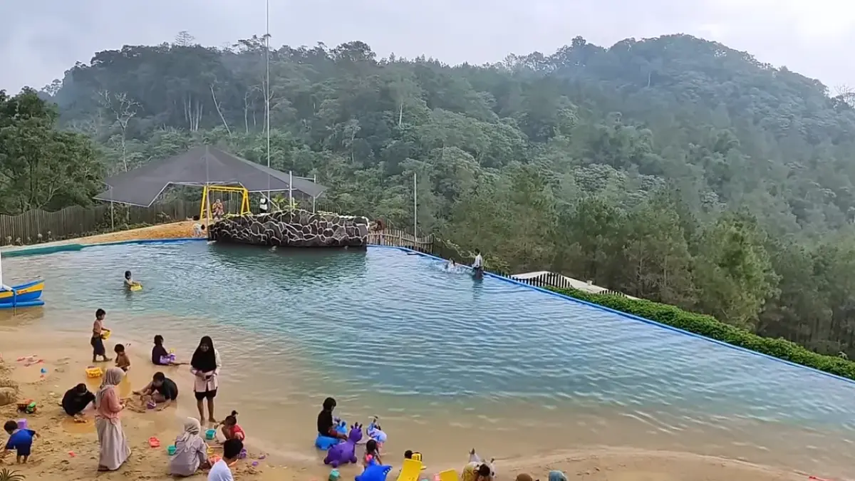 Pantai Berpasir Putih Aone Trawas yang Viral bak "Negeri di Atas Awan"