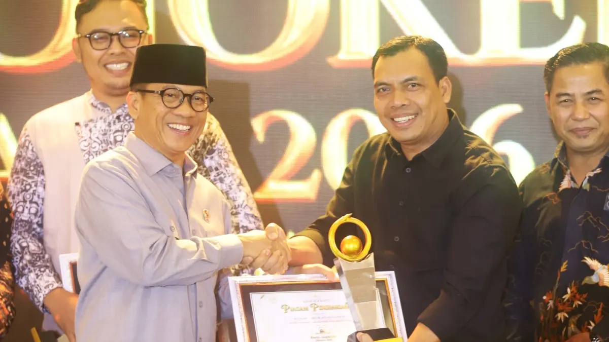 MANDIRI: Mendes PDT Yandri Susanto menyerahkan penghargaan kategori Desa Pelopor Pariwisata Inklusif dan Berkelanjutan kepada Kepala Desa Kembangbelor Muktar Efendi, di Ballroom Sunrise Mall Mojokerto, Selasa (7/7) malam. (Sofan JPRM)