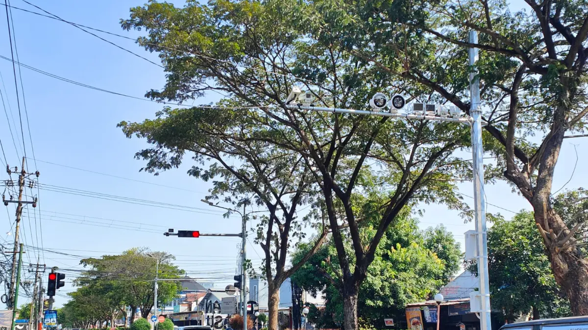 TILANG ELEKTRONIK:&nbsp;Perangkat ETLE di Simpang Empat Taman RA Basuni, Kecamatan Sooko yang mulai dioperasikan Satlantas Polres Mojokerto. (Rizal JPRM)