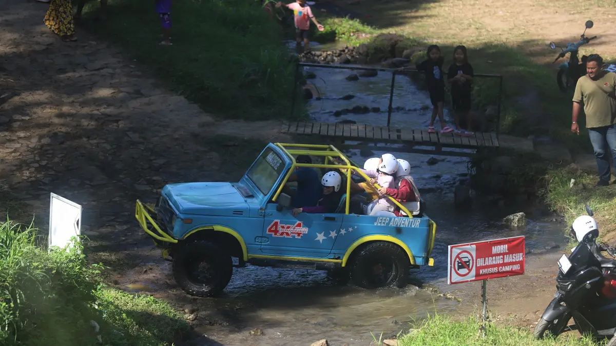 Wisatawan menikmati jeep adventur di objek wisata milik Desa Kembangbelor, Kecamatan Pacet, Kabupaten Mojokerto. CV Bernah De Vallei juga mengatur skema fixed sharing tahunan dengan Perhutani senilai Rp 118 juta. (dok Desa Kembangbelor for JPRM)