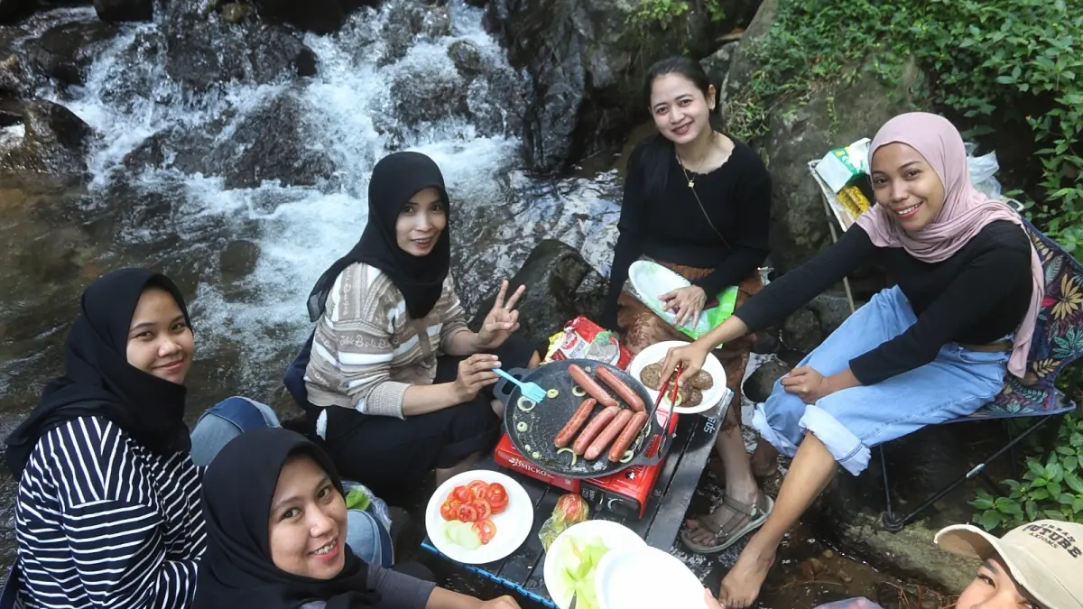 Wisatawan tengah menikmati wisata kuliner di aliran sungai di Klurak Eco Park, Desa Kembangbelor, Kecamatan Pacet, Kabupaten Mojokerto. (Sofan JPRM)