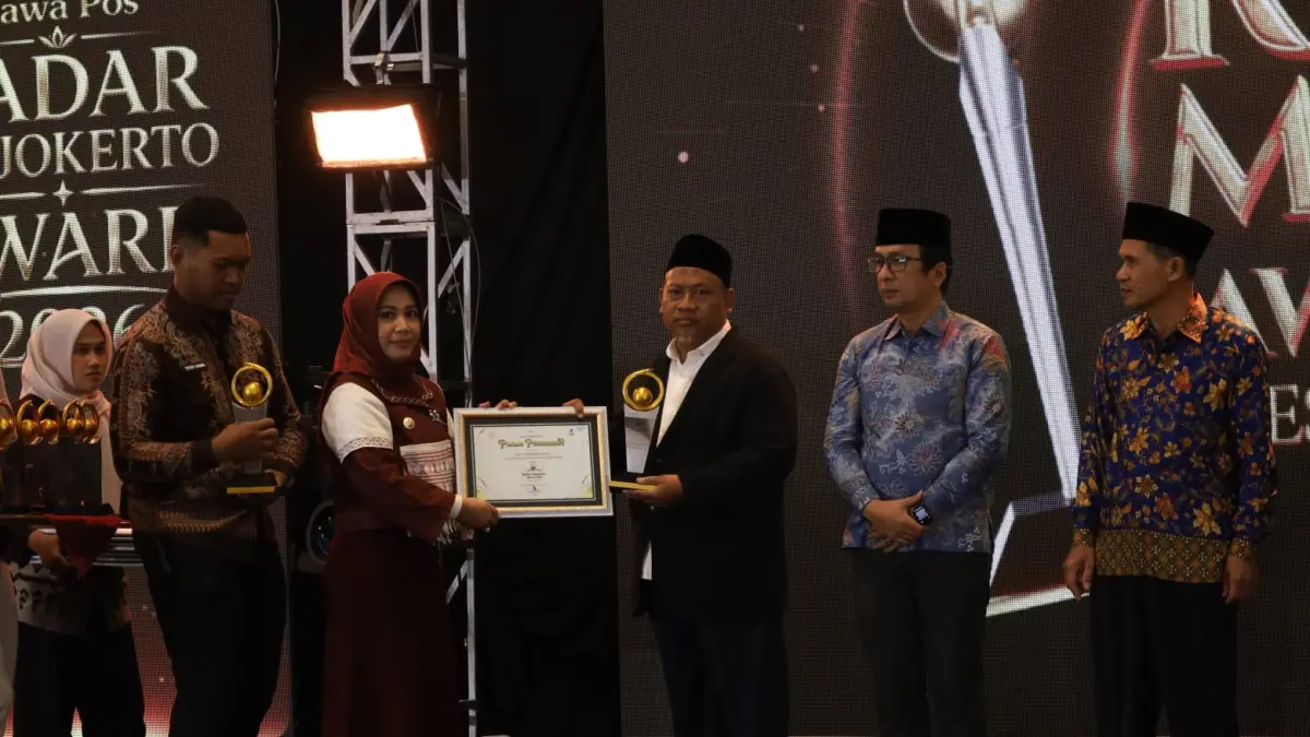 ANUGERAH: Dr. KH. Fathur Rohman, M.PdI menerima penghargaan Jawa Pos Radar Mojokerto Award 2026 yang diserahkan oleh Wali Kota Mojokerto Ika Puspitasari di Ballroom Sunrise Hotel Mojokerto, Kota Mojokerto, Selasa (7/7). (Sofan Kurniawan/JPRM)