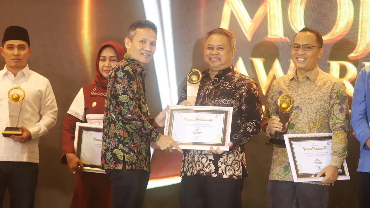 APRESIASI: Kepala Dishub Jatim Nyono menerima penghargaan atas Transformasi Layanan Transportasi Publik Melalui Program Trans Jatim dalam Jawa Pos Radar Mojokerto Award 2026, di Ballroom Sunrise Hotel Mojokerto, Selasa (7/7).&nbsp;(Sofan Kurniawan/JPRM)