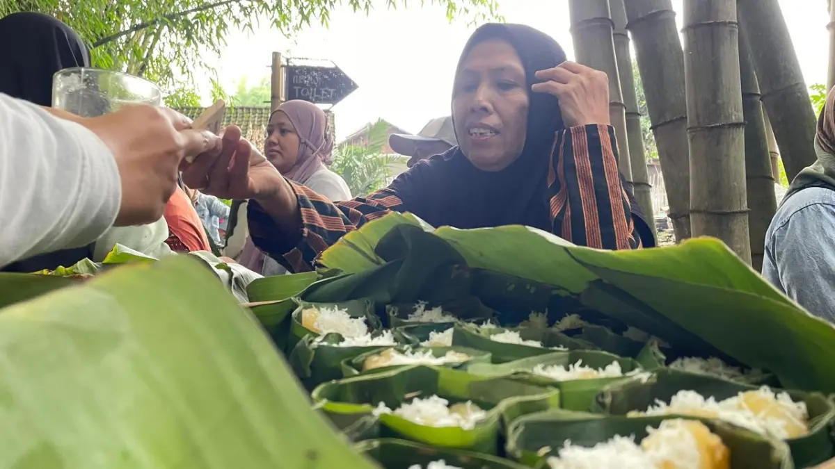AUTENTIK: Di antara keunikan Pasar Keramat adalah menggunakan uang gobog berbahan bambu sebagai alat transaksi.