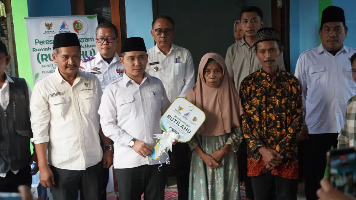 BERI DUKUNGAN: Bupati Mojokerto Muhammad Albarraa menyerahkan bantuan hasil program Rutilahu pada rumah warga Desa Sidorejo, Kecamatan Jetis, Rabu (8/7).&nbsp;(dok Pemdes Sidorejo for JPRM)