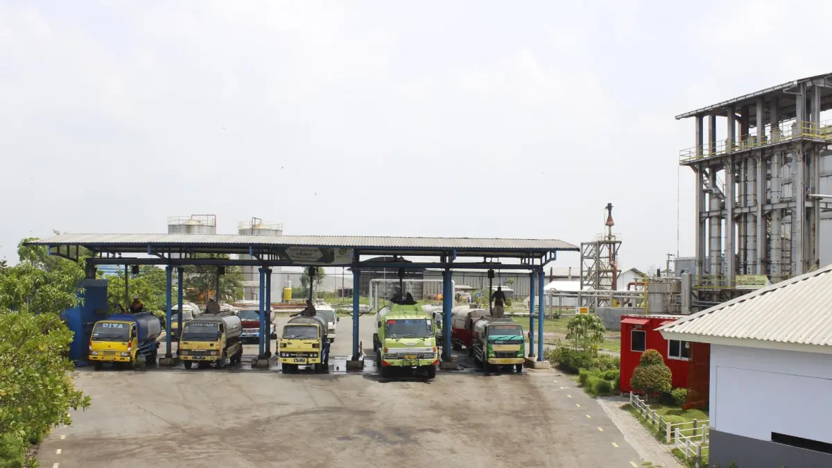 BUKAN LIMBAH: Produk cair yang diangkut truk tangki dan diimplementasikan ke lahan pertanian bukan limbah tetes melainkan Pupuk Hayati Enero yang memiliki legalitas, kemarin (9/7).