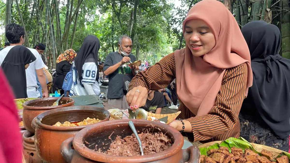 CITA RASA NUSANTARA: Ragam kudapan tradisional yang dijajakan para pedagang menjadi incaran pengunjung. 