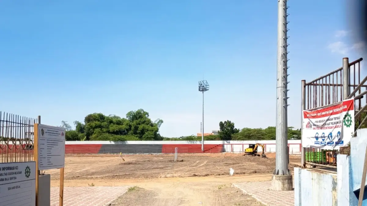 DIREVITALISASI:&nbsp;Rumput lapangan sepak bola di Stadion Gajah Mada, Kecamatan Mojosari, Kabupaten Mojokerto mulai dirombak dan juga akan dibangun lintasan lari, kemarin (9/7). (Rizal JPRM)