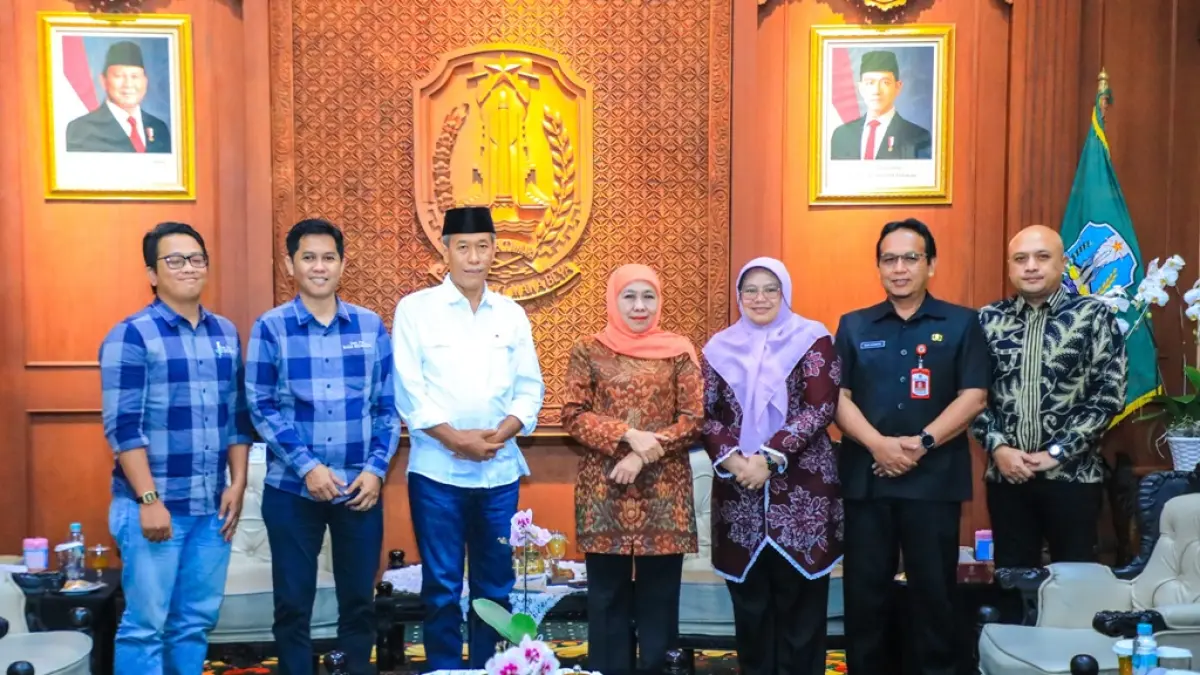 JALIN SINERGITAS: Gubernur Jatim Khofifah Indar Parawansa (tengah) didampingi Kepala Diskominfo Jatim Sherlita Ratna Dewi Agustin (tiga dari kanan), Kepala DPMD Jatim Budi Sarwoto (dua dari kanan), dan Kabiro Adpim Setdaprov Jatim Pulung Chausar (paling kanan) menerima Direktur JPRM M. Nur Kholis (tiga dari kiri) bersama Manajer Keuangan JPRM Niko Suseno Jaya (dua dari kiri), dan Redaktur Pelaksana JPRM Fendy Hermansyah (paling kiri) di gedung Grahadi, Surabaya, Senin (6/7). (dok Biro Adpim Setdaprov for JPRM)