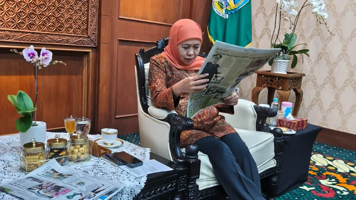Gubernur Khofifah menikmati rubrik Desakita di koran Jawa Pos Radar Mojokerto saat menerima audiensi JPRM di gedung Grahadi, Surabaya, Senin (6/7). (dok Biro Adpim Setdaprov Jatim for JPRM)&nbsp;