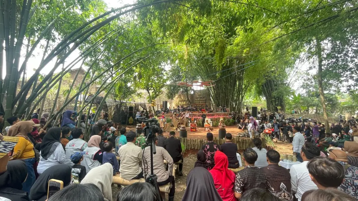 HIBURAN TRADISIONAL: Sajian karya seni dan budaya oleh warga dan siswa memanjakan para pengunjung selama menikmati kesejukan dan keasrian Pasar Keramat.