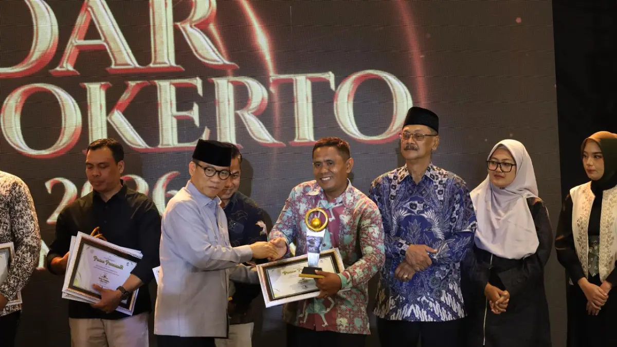 KONSISTEN: Kepala Desa Warugunung Agus Sudarmaji menerima penghargaan Jawa Pos Radar Mojokerto Award 2026 yang diserahkan Mendes PDT Yandri Susanto, di Ballroom Sunrise Hotel Mojokerto, Selasa (7/7). (Sofan JPRM)