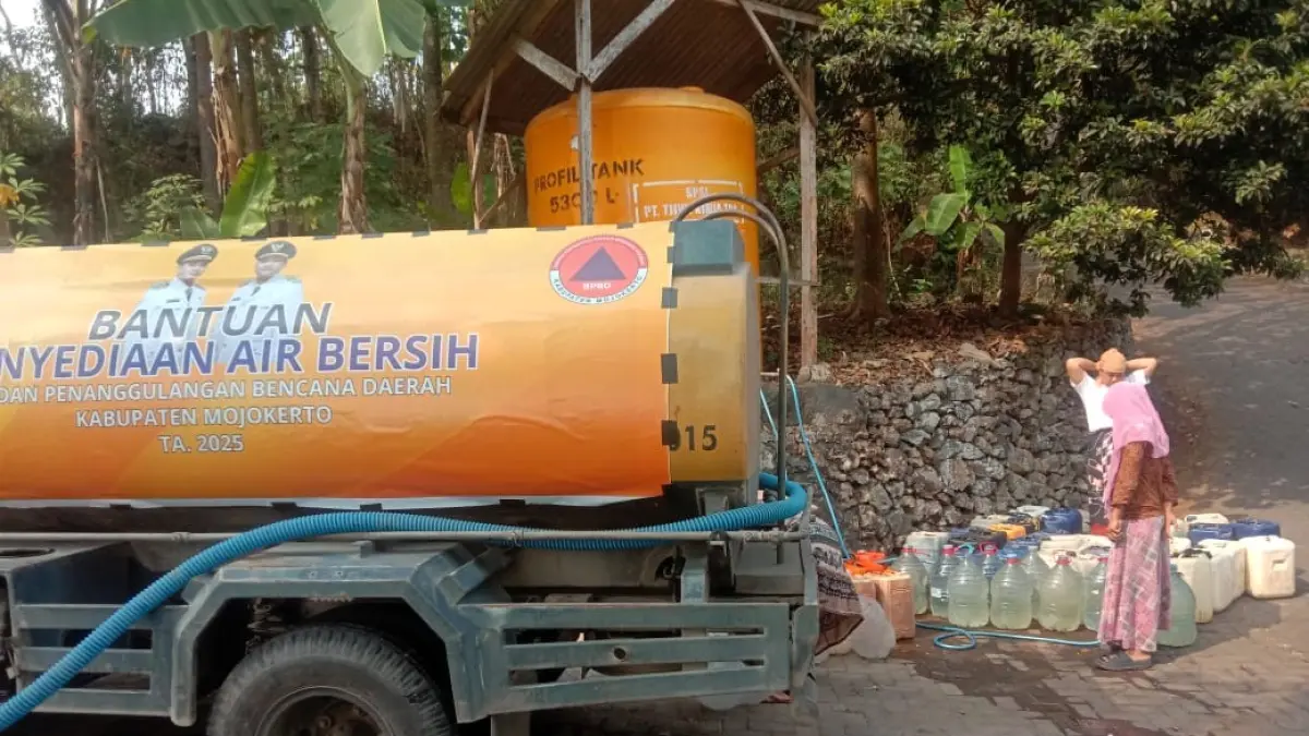 KRISIS AIR: BPBD menyalurkan bantuan air bersih ke Desa Kunjorowesi, Kecamatan Ngoro, Kabupaten Mojokerto pada musim kemarau tahun lalu. (dok JPRM)