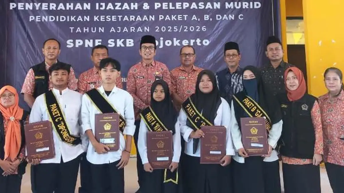 LULUS: Kepala Dispendik Kabupaten Mojokerto Amsar Azhari Siregar bersama warga belajar peraih ijazah lulusan SKB Gedeg, Kamis (9/7). (Indah JPRM)