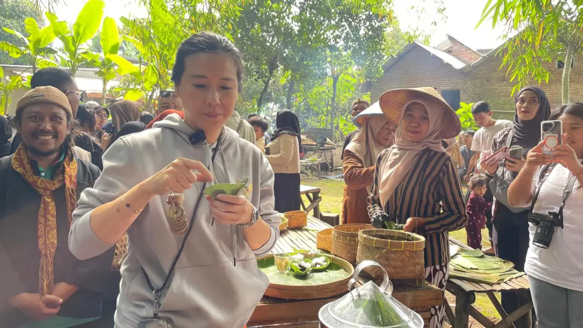 MANIS ALAMI: Wamen PPPA Veronica Tan mencicipi jajanan klepon salah satu kudapan khas Pasar Keramat pada Desember 2025 lalu. 