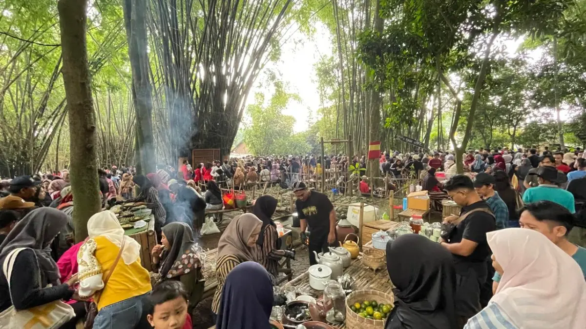 MEMBELUDAK: Pasar Keramat di Dusun Wonokerto, Desa Warugunung, Kecamatan Pacet selalu dipadati pengunjung dari berbagai daerah. Pasar menghadirkan jajanan tradisional di bawah rindangnya hutan bambu ini buka setiap Minggu Kliwon dan Wage. 