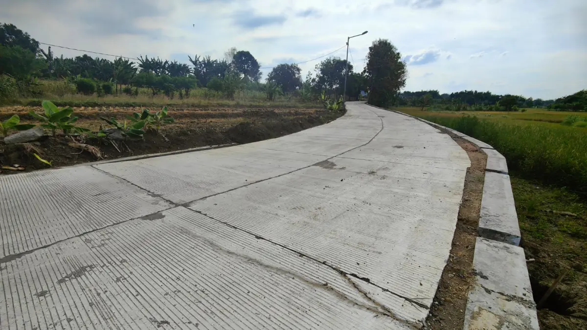 MULUS: Ruas Jalan Lakardowo-Parengan, Kecamatan Jetis, di Dusun Kedung Palang, Desa Lakardowo memberikan kemudanan mobilitas warga dan roda perekonomian, Selasa (7/7). (Dori JPRM)
