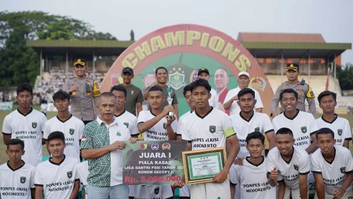Tim Ponpes eLKISI Mojokerto ketika menjuarai piala KASAD 2022 Liga Santri.