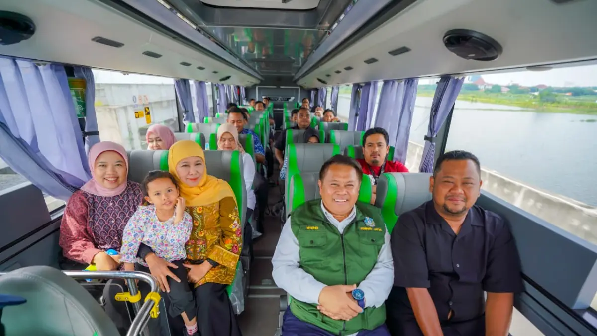 TRANSPORTASI PUBLIK: Kepala Dishub Jatim Nyono (dua dari kanan) bersama Gubernur Jawa Timur Khofifah Indar Parawansa (dua dari kiri) saat menjajal layanan bus Trans Jatim Luxury Class di Gresik. (dok Biro Adpim Setdaprov Jatim for JPRM)