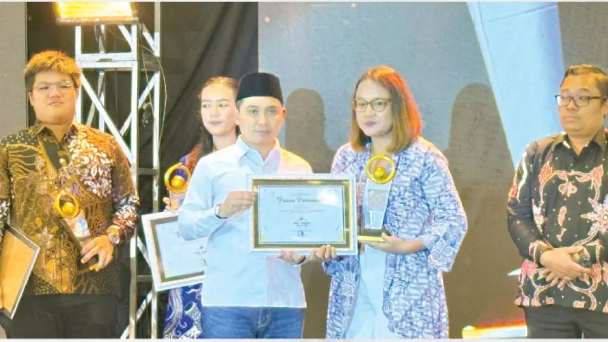 PRESTISIUS: Humas PT Sun Paper Source Monica Felicitas Gracia V. menerima penghargaan mewakili PT Sun Paper Source sebagai entitas yang paling konsisten dalam menjaga keselarasan program CSR dengan kelestarian lingkungan dari Jawa Pos Radar Mojokerto, di Ballroom Sunrise Hotel Mojokerto, Selasa (7/7). (Sofan JPRM)