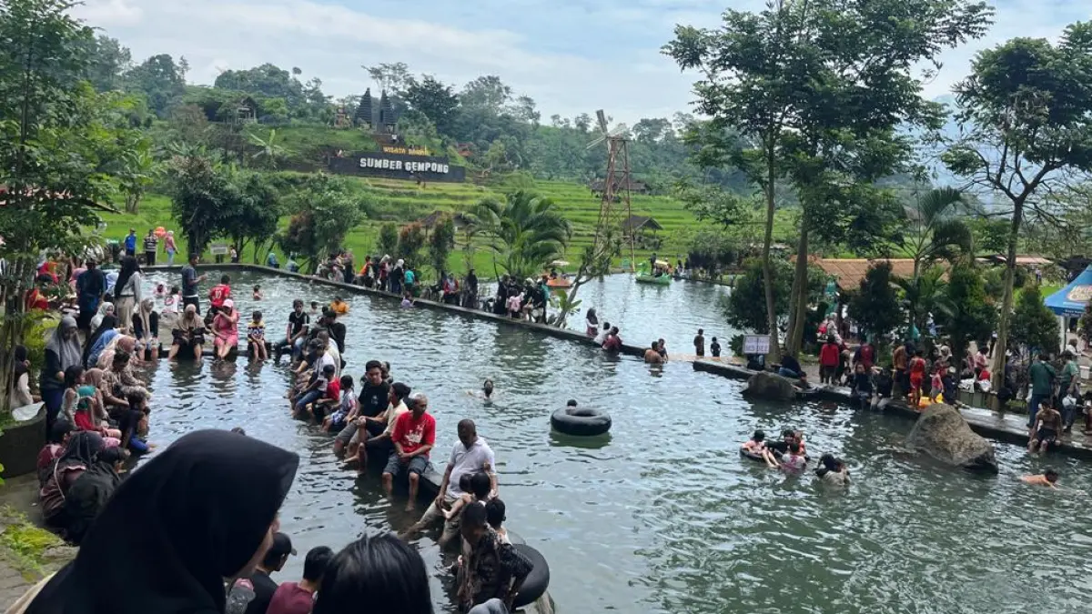 ALAMI: Wisatawan menikmati kejernihan dan kesegaran pemandian Sumber Gempong.
