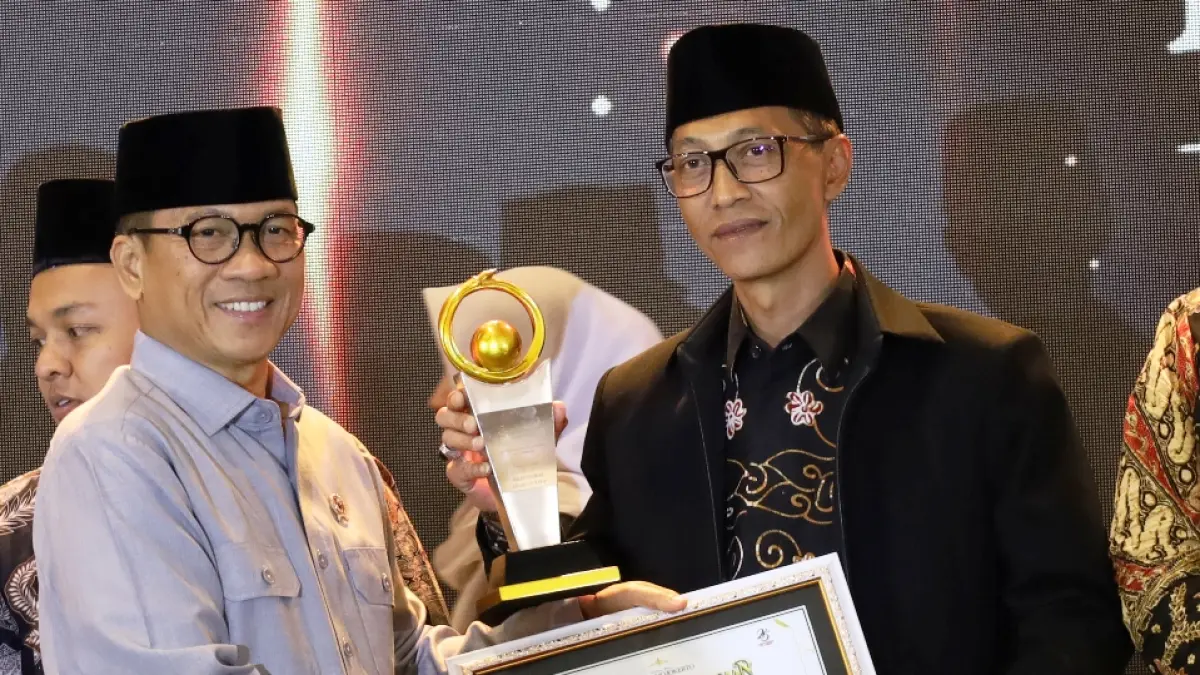 BERPRESTASI: Kepala Desa Ketapanrame Zainul Arifin menerima penghargaan Jawa Pos Radar Mojokerto Award 2026 yang diserahkan Mendes PDT Yandri Susanto, di Ballroom Sunrise Hotel Mojokerto, Selasa (7/7). (Sofan JPRM)
