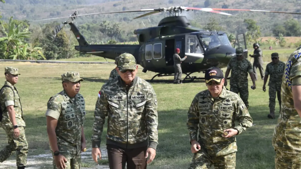 Komandan Korem (Danrem) 082/CPYJ, Kolonel Inf. Batara Alex Bulo, mendampingi Menteri Pertahanan Republik Indonesia Jenderal TNI (Purn) Dr. Sjafrie Sjamsoeddin dalam kunjungan kerja meninjau progres pembangunan Markas Komando (Mako) Batalyon Infanteri (Yonif) TP 932/SB di Kabupaten Tuban, Jumat (10/7). (dok Penerangan Korem 082/CPYJ for JPRM)