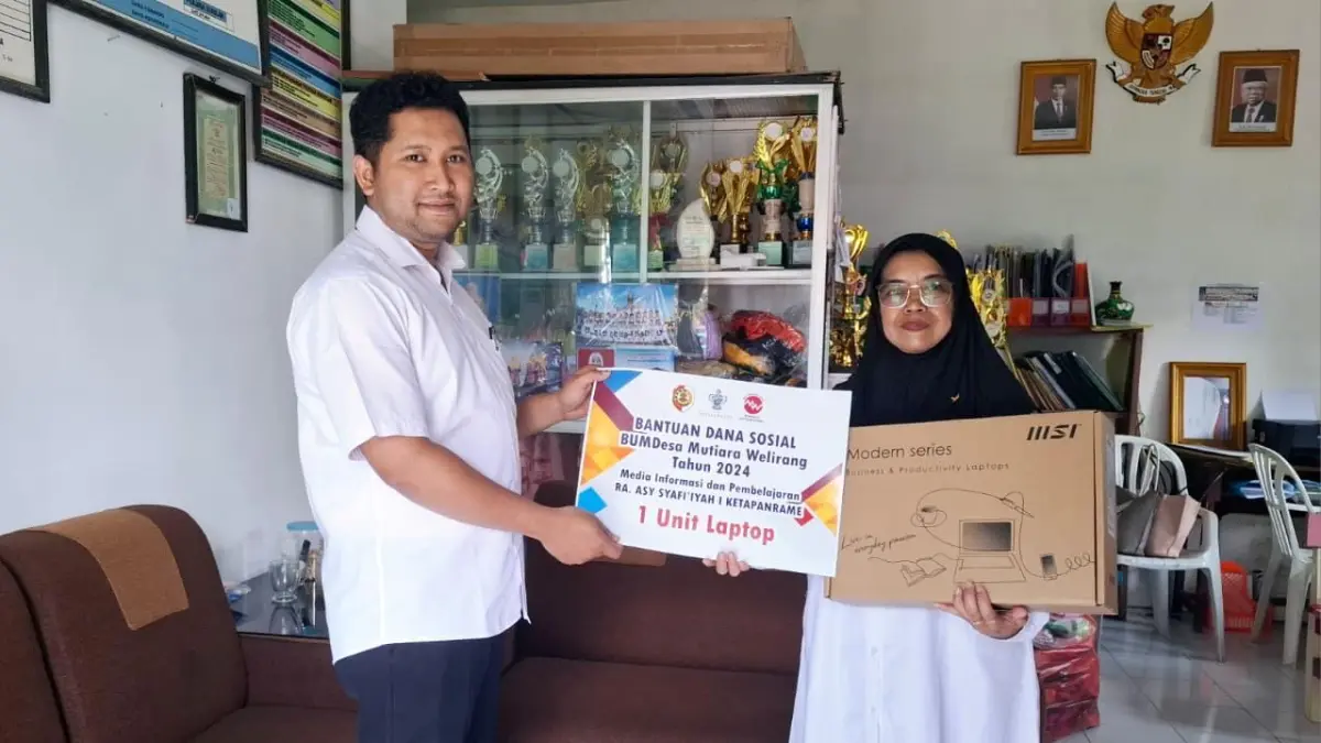 EDUKATIF: Bantuan Dana Sosial BUMDEs Mutiara Welirang diserahkan kepada lembaga pendidikan. 