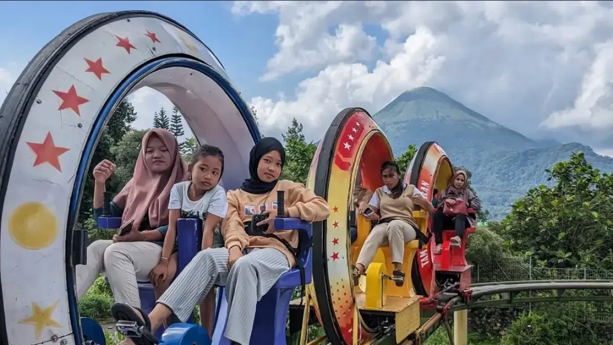 IKONIK: Wisatawan menikmati wahana favorit di Taman Ghanjaran, Desa Ketapanrame, Kecamatan Trawas. 