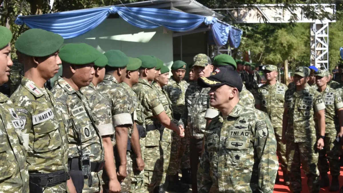 Komandan Korem (Danrem) 082/CPYJ, Kolonel Inf. Batara Alex Bulo, mendampingi Menteri Pertahanan Republik Indonesia Jenderal TNI (Purn) Dr. Sjafrie Sjamsoeddin dalam kunjungan kerja meninjau progres pembangunan Markas Komando (Mako) Batalyon Infanteri (Yonif) TP 932/SB di Kabupaten Tuban, Jumat (10/7). (dok Penerangan Korem 082/CPYJ for JPRM)&nbsp;