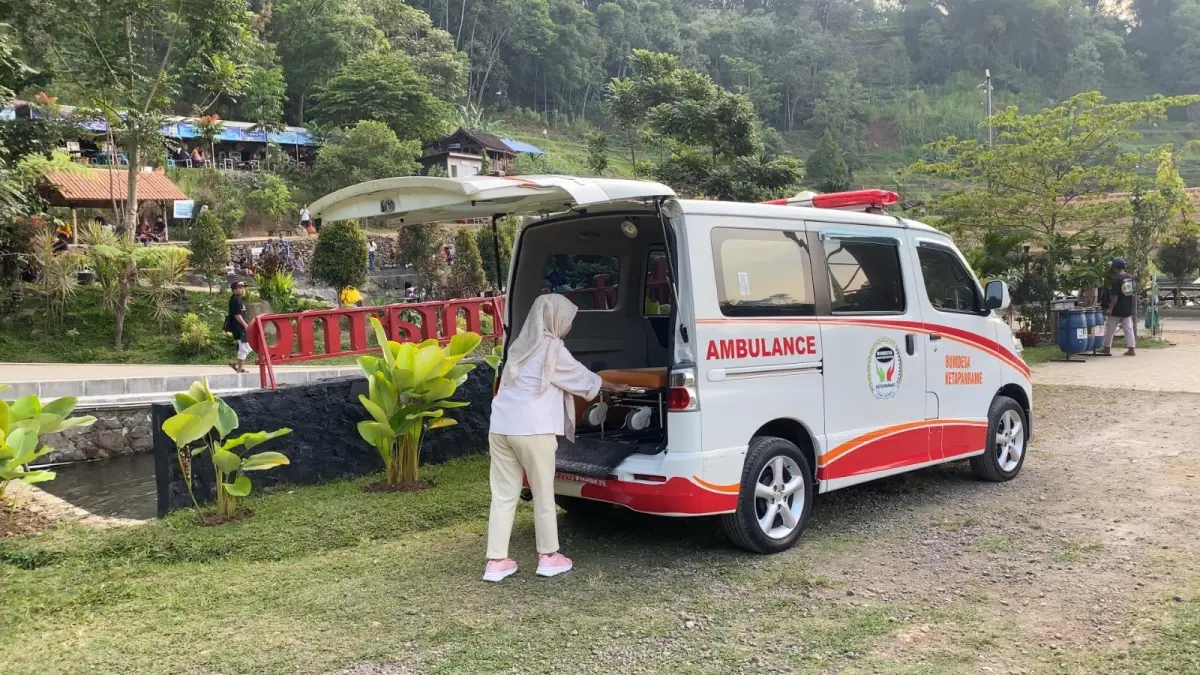 KEMANUSIAAN: Mobil ambulans BUMDes disiapkan untuk membantu masyarakat mendapatkan pelayanan kesehatan.