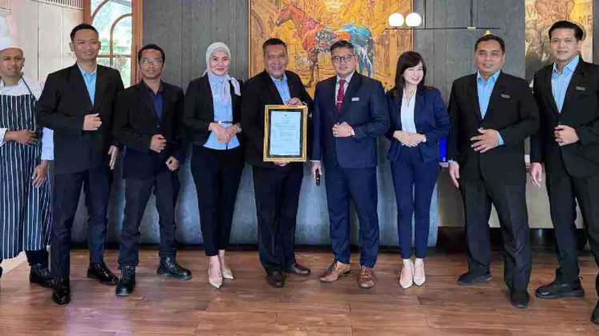 KOMITMEN: Seluruh Head of Department Aston Mojokerto bersiap sebagai simbol komitmen kolektif atas standar halal yang dijaga setiap hari lobi Aston Mojokerto Hotel & Conference Center, Kamis (9/7). (Dori JPRM)