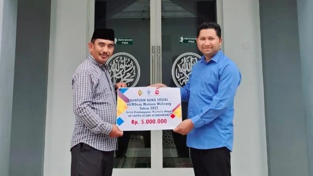 KONKRET: BUMDEs Mutiara Welirang menyerahkan bantuan tempat ibadah sebagai komitmen kepedulian sosial keagamaan.