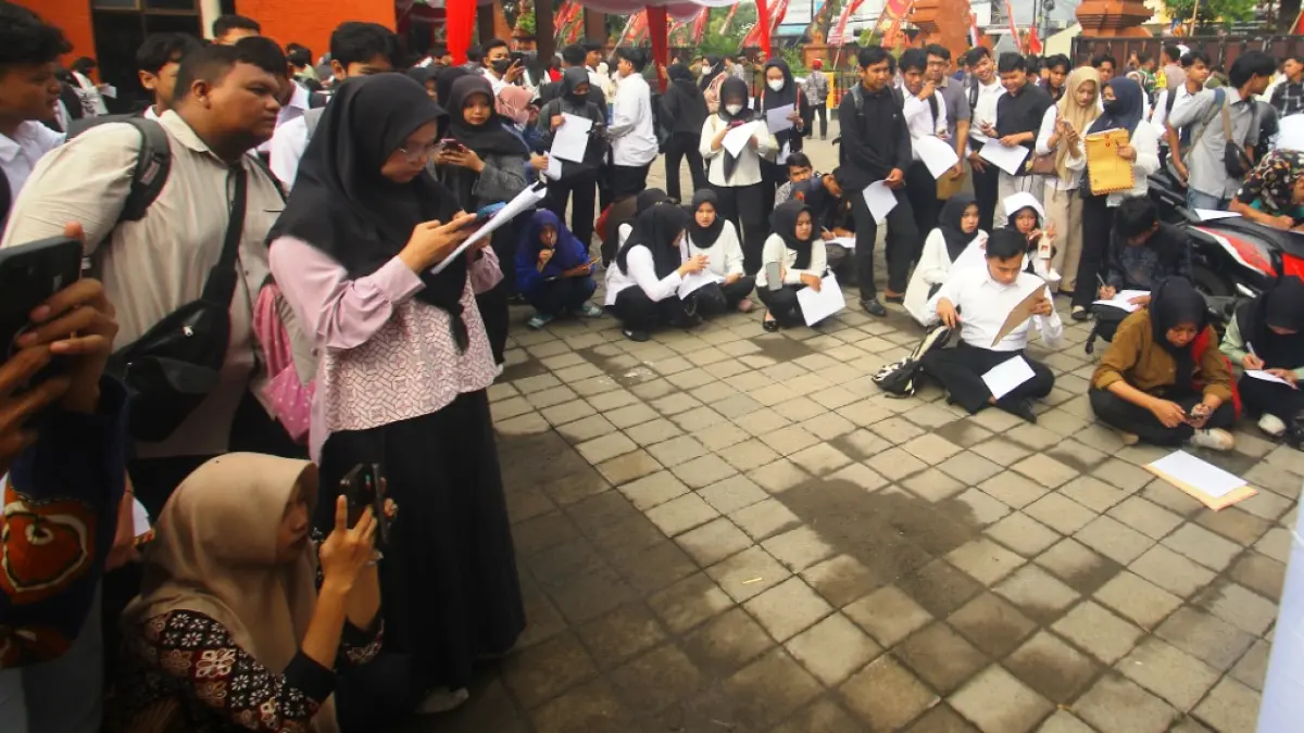MEMBELUDAK: Pencari kerja memadati kegiatan job fair yang diikuti 35 perusahaan di  GOR dan Seni Majapahit, Kota Mojokerto, (24/6). (Sofan JPRM)